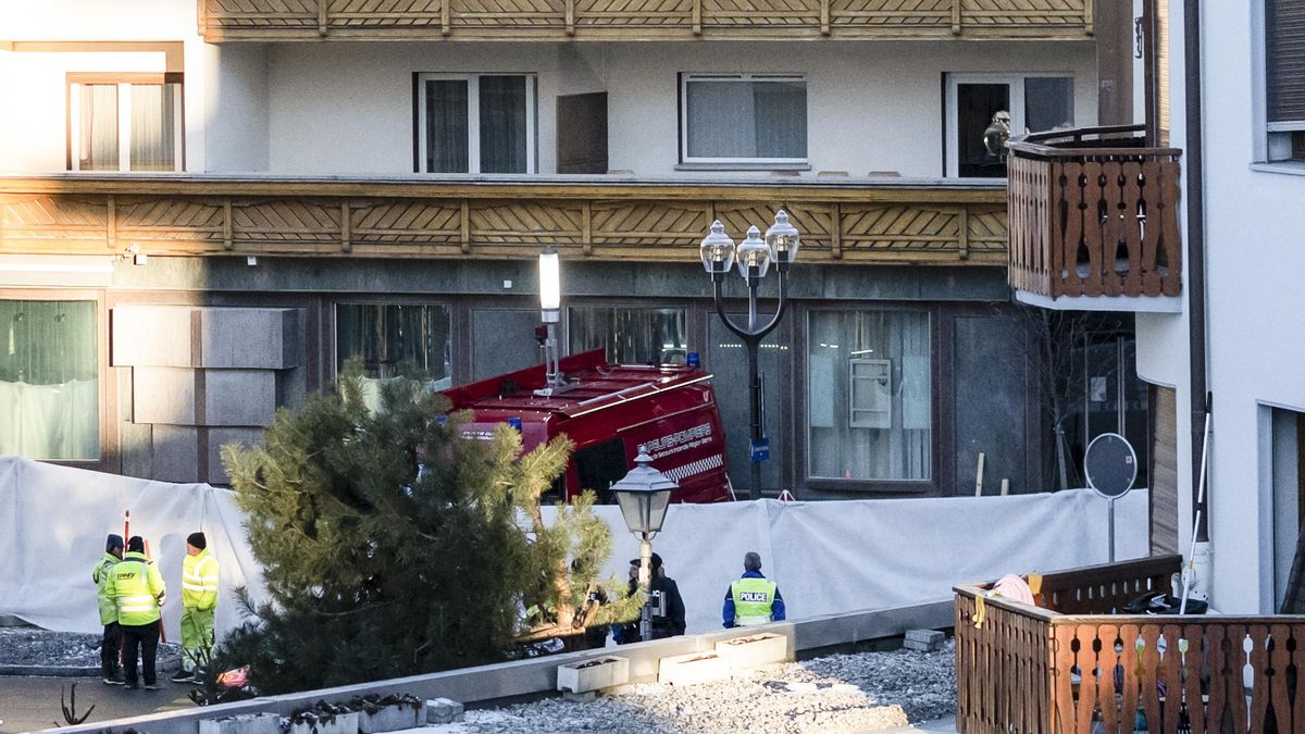 Trabajos de las autoridades en el exterior del frecuentado bar de la localidad de Crans-Montana.