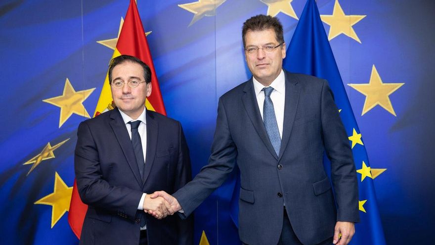 El comisario de Gestión de Crisis, Janez Lenarčič, con el ministro de Exteriores, José Manuel Albares, en Bruselas este lunes