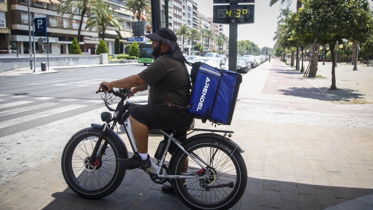 Rider de reparto a domicilio a las horas de más calor en Córdoba
