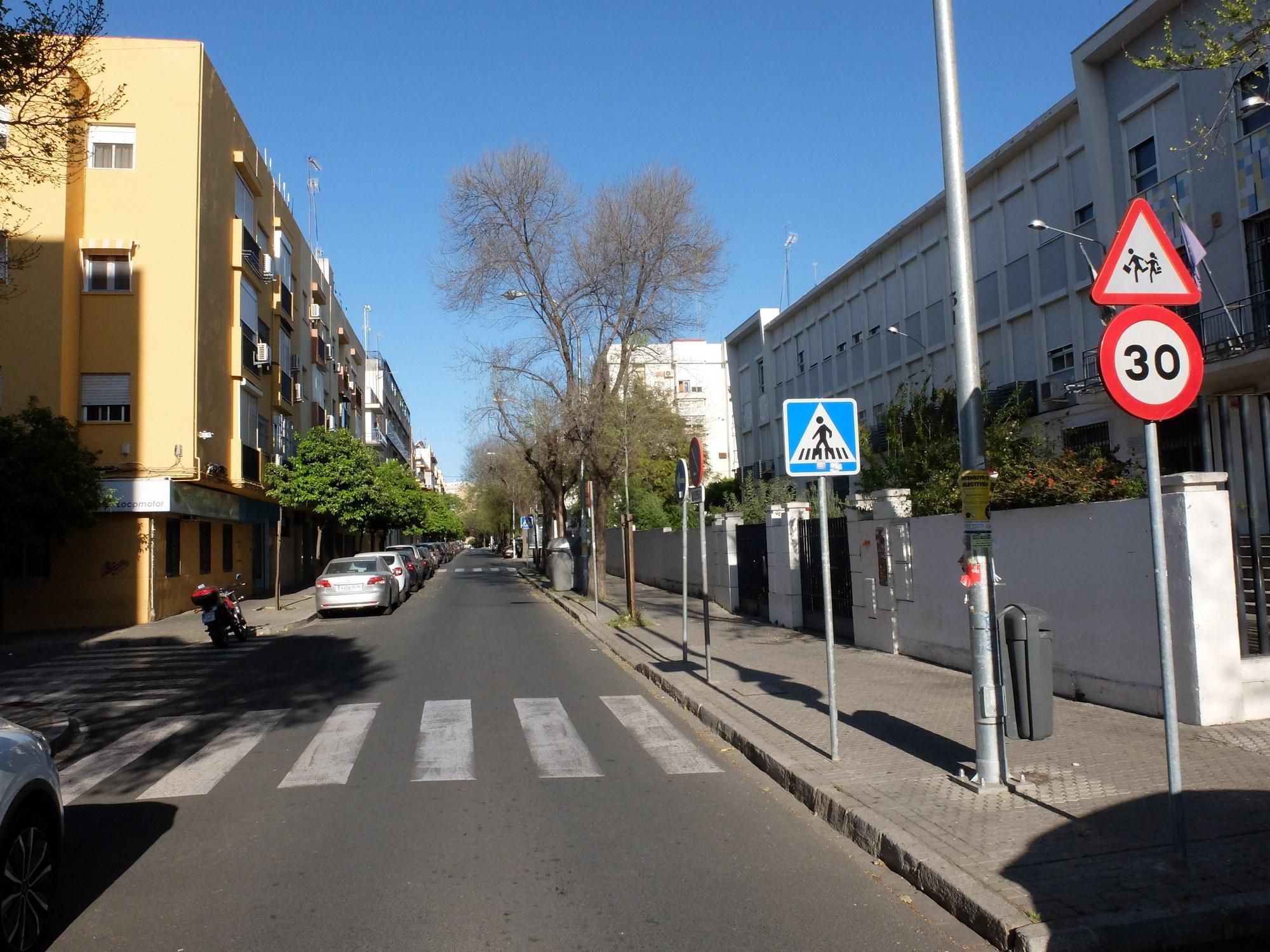 El instituto Martínez Montañés de Nervión en su primer día sin colegio /Foto: Luis Serrano