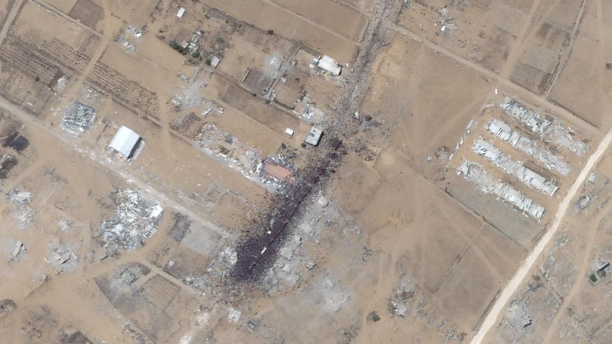 Imagen de satélite en la que se ve a una muchedumbre junto a un centro de distribución de GHF en Jan Yunis, en el sur de Gaza, en julio de 2025.