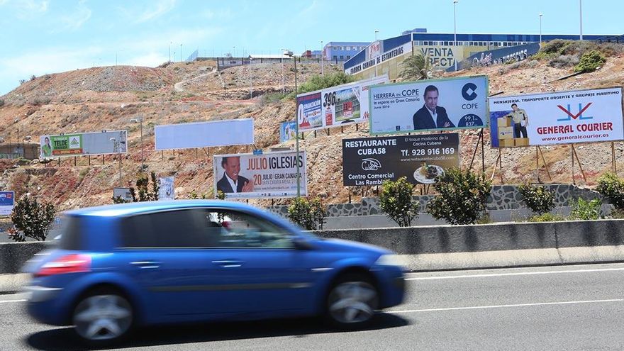Fotogalería | Vallas publicitarias que invaden los márgenes de las carreteras