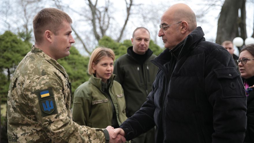 El ministro griego de Exteriores, Nikos Dendias (2-d) en una visita a Odesa (Ucrania) el pasado 4 de abril. EFE/EPA/GEORGE VITSARAS/POOL