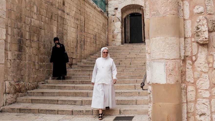 Los fieles se reúnen en la Iglesia del Santo Sepulcro para participar en una misa ofrecida por el eterno descanso del alma del papa Francisco en la Basílica del Santo Sepulcro. La misa será presidida por el patriarca latino de Jerusalén, el cardenal Pierbattista Pizzaballa, quien es considerado uno de los candidatos a suceder al papa Francisco en el próximo cónclave. Europa Press / Contacto / Nir Alon