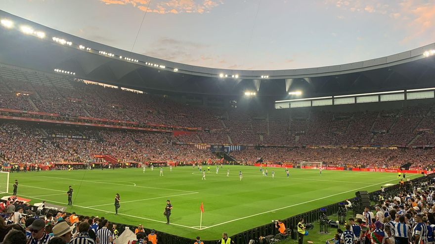 Un seguidor de la Real Sociedad herido por la coz de un caballo policial y pitada al rey y al himno en la final en Sevilla