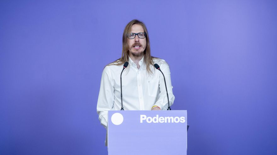 Archivo - El secretario de Organización y portavoz de Podemos, Pablo Fernández, durante una rueda de prensa, en la sede de Podemos, a 29 de julio de 2025, en Madrid (España).