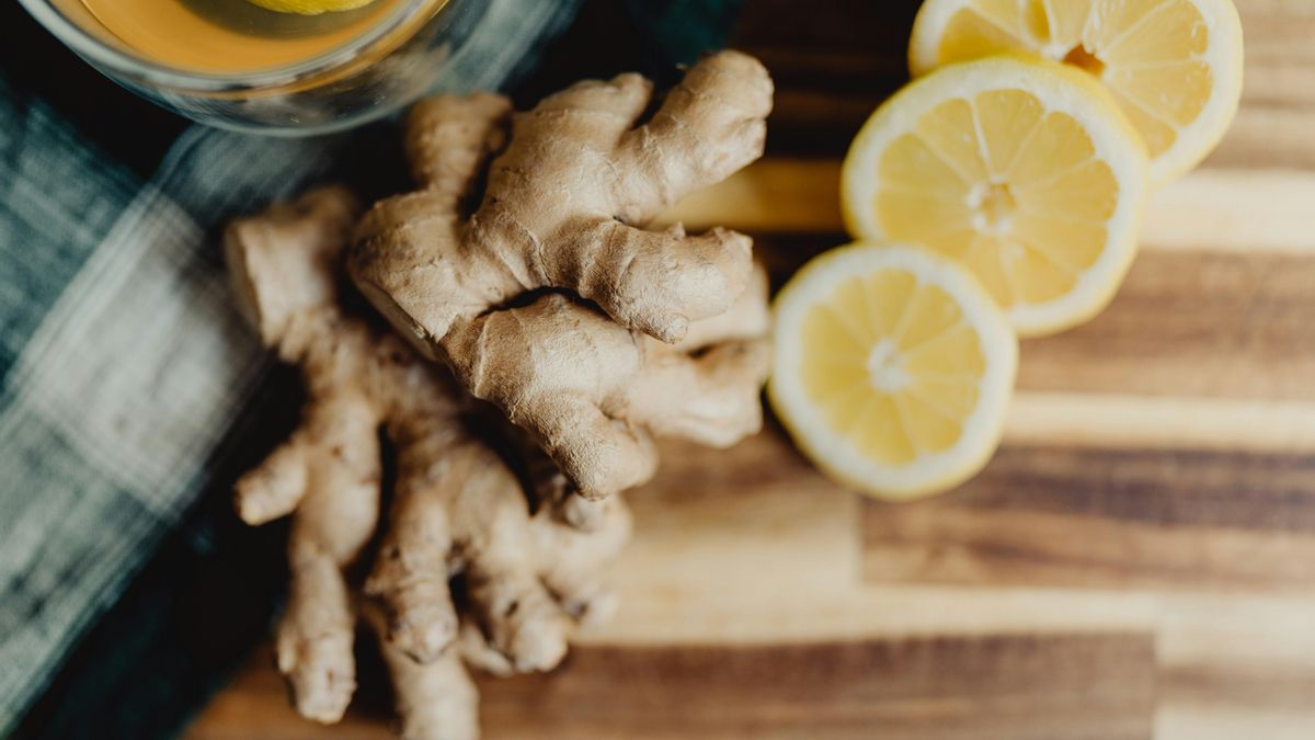 Un zumo de jengibre y limón es una buena alternativa al de naranja.