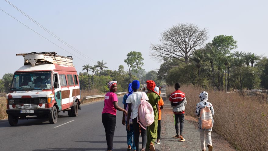 Los niños de los ocho kilómetros: el camino a pie de Binta, Saya o Ansou para llegar cada día al colegio en un pueblo de Senegal