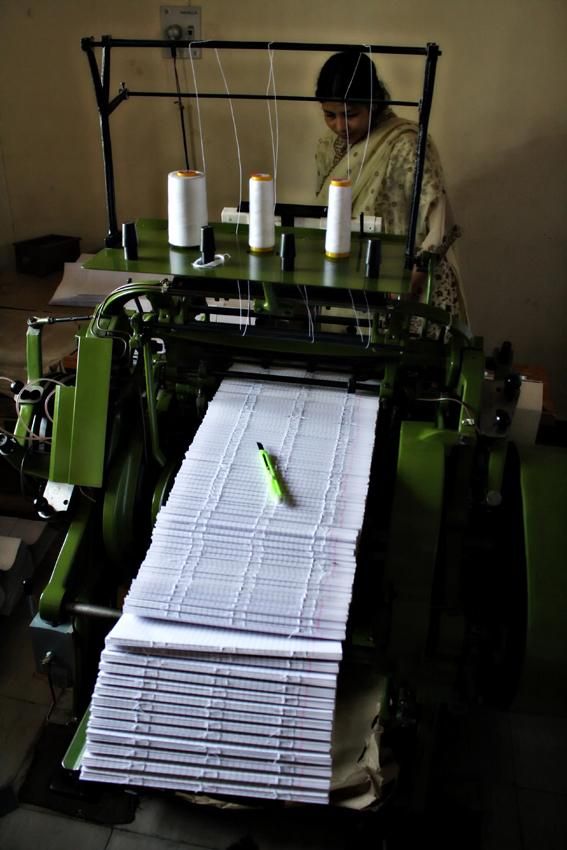 Fabricación y venta de saris, de incienso, libros o talleres de corte y confección, son algunos de los oficios en los que se forman a estas mujeres./ Rafa Gassó