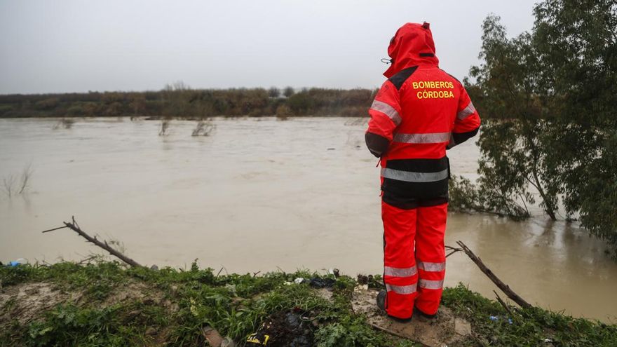 Bomberos vigilan el estado del río a su paso por las parcelaciones
