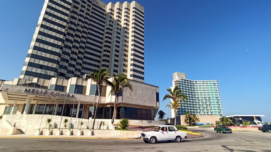 Vehículos pasan junto a hoteles, uno de ellos de Meliá, el 16 de agosto de 2022, en La Habana (Cuba). EFE/ Ernesto Mastrascusa