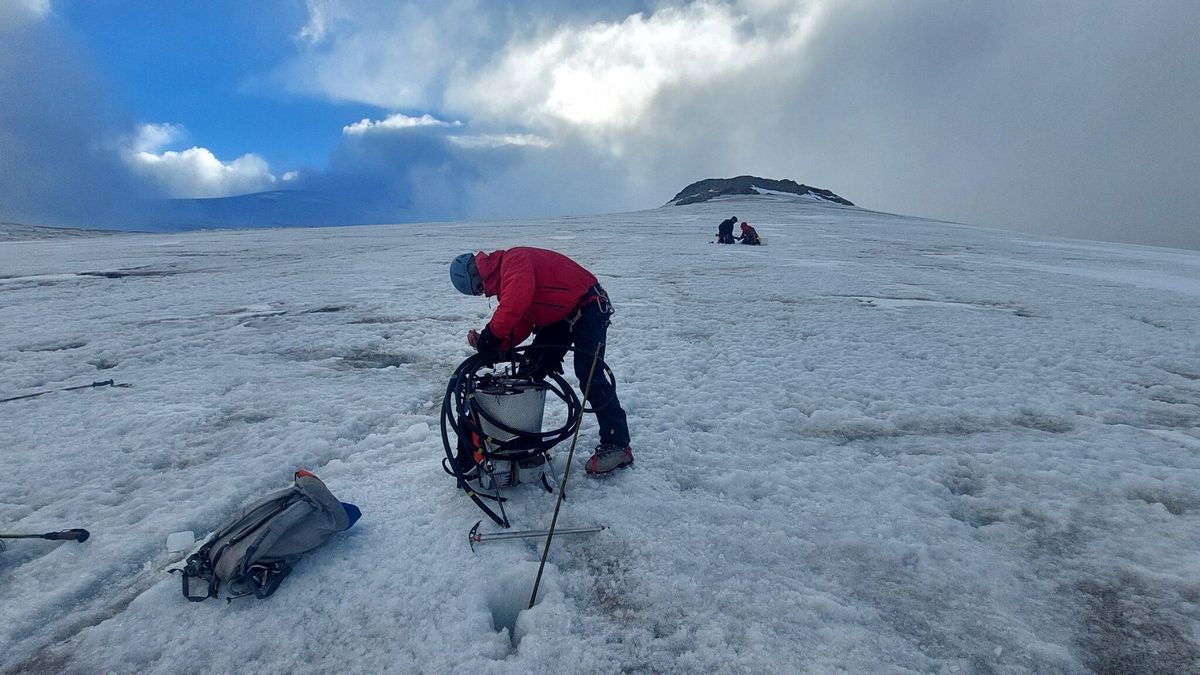 Trabajos glaciológicos en el monte Tronador, Argentina. Foto: cortesía Lucas Ruiz