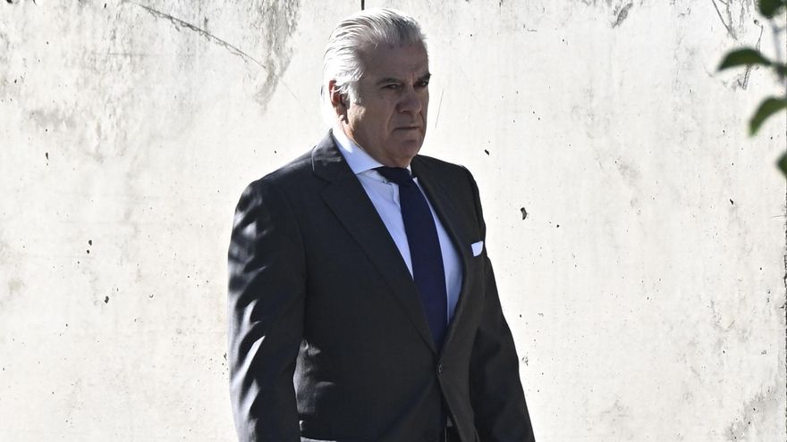 Imagen de archivo de Luis Bárcenas a su llegada a la Audiencia Nacional para declarar en el juicio del caso Kitchen como perjudicado. /Archivo. EFE/ Fernando Villar