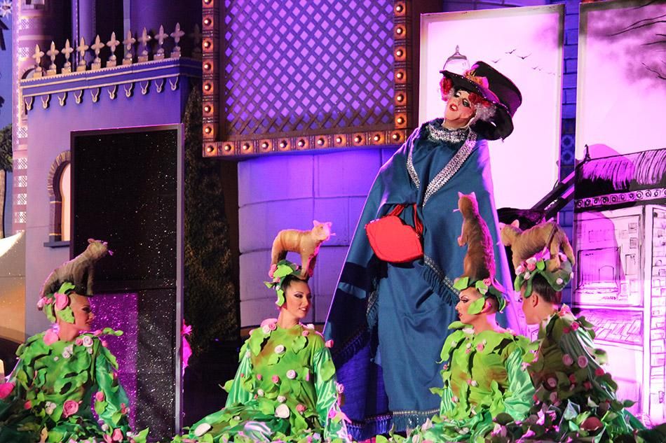 Drag Acrux, con un diseño titulado 'Reinas de algún lugar'. (Foto: Cirenia Vico).