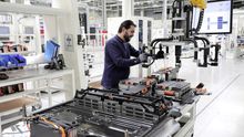 Cadena de montaje de baterías para un vehículo eléctrico.