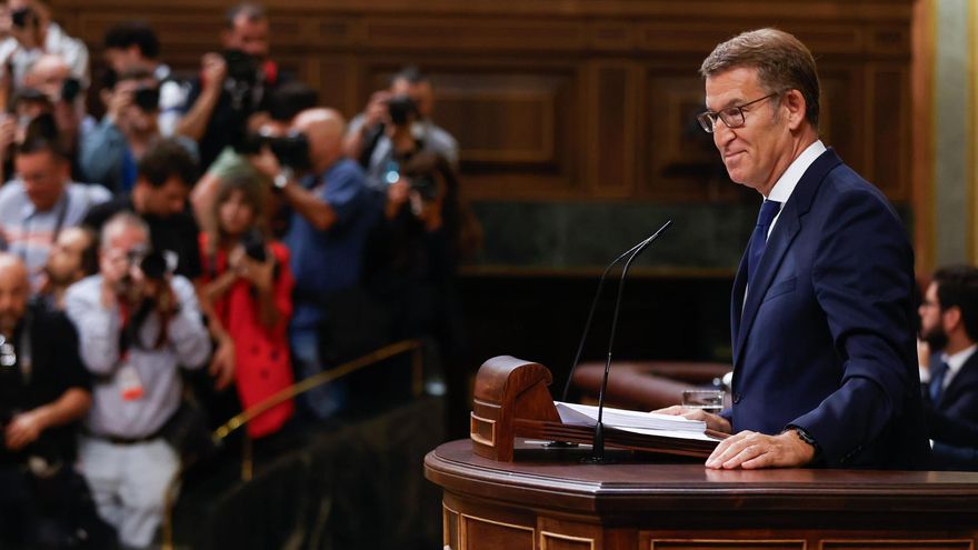 El presidente del PP y candidato a la presidencia del Gobierno, Alberto Núñez Feijóo, durante su intervención en la primera sesión del debate de su investidura este martes en el Congreso