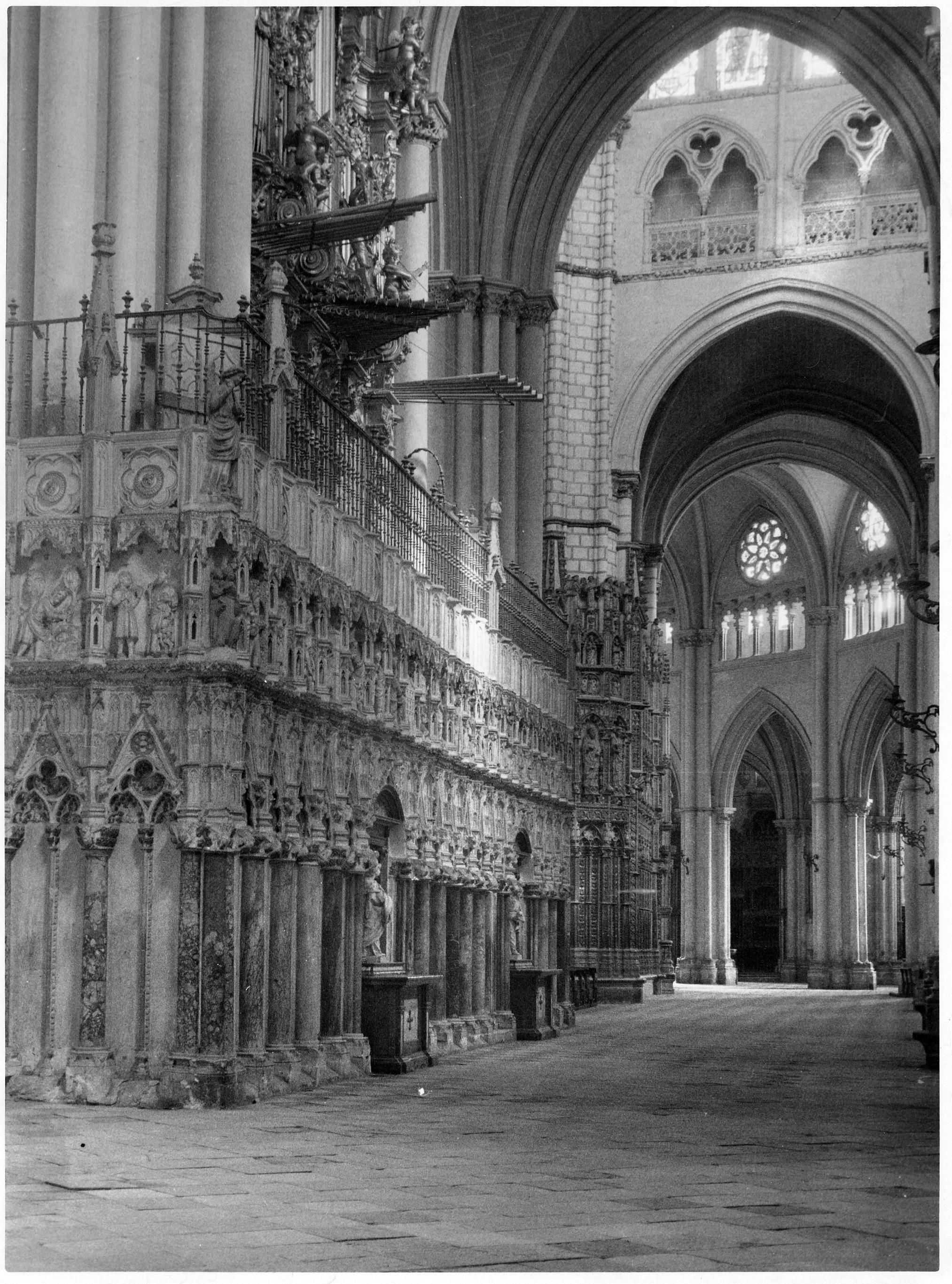 Naves de la Catedral de Toledo y detalle del trascoro y de unos de los órganos del Coro. Años 40.