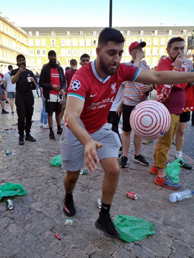 Hooligans del Liverpool juegan al fútbol en la Plaza Mayor