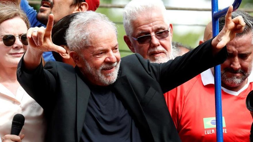 El expresidente de Brasil Luiz Inácio Lula da Silva saluda a seguidores este sábado en Sao Bernardo do Campo (Brasil), su cuna política, en su primer día en libertad después de 1 año y 7 meses entre rejas.