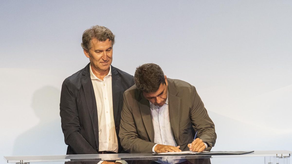 El líder del PP, Alberto Núñez Feijóo, observa el pasado mes de septiembre al president de la Comunidad Valenciana, Carlos Mazón, durante la clausura de un encuentro con barones autonómicos del partido en Murcia.