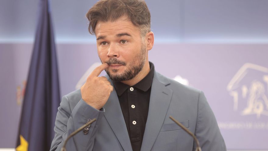 El portavoz parlamentario de la ERC, Gabriel Rufián, ofrece una rueda anterior a la celebración de la Junta de Portavoces en el Congreso de los Diputados, a 14 de septiembre, en Madrid (España).