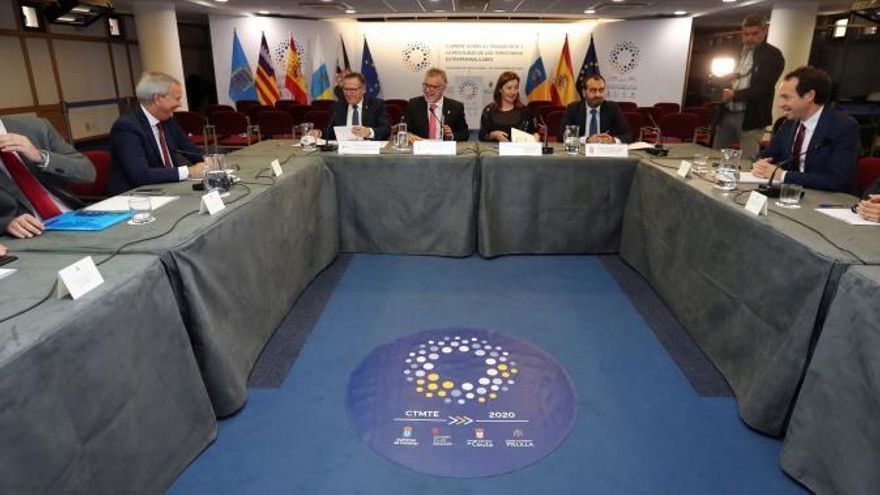 Las CCAA no peninsulares piden topes a los billetes aéreos y excepciones