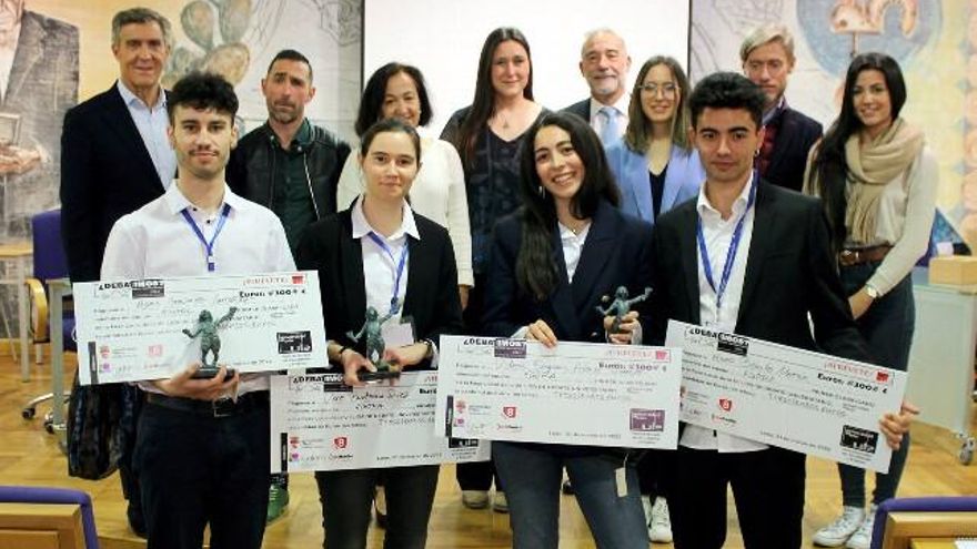 El equipo ganador de la Liga de Debate Universitaria de León, 'Agora'.