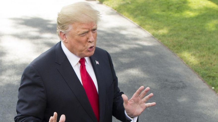 Fotografía de archivo en la que se registró al expresidente estadounidense Donald J. Trump (c), al atender a la presa, en el jardín sur de la Casa Blanca, en Washington DC (EE.UU.). EFE/Michael Reynolds