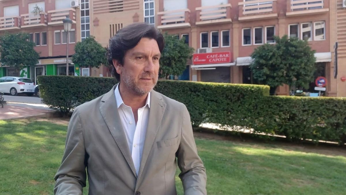 El portavoz del PSOE de Huelva y parlamentario andaluz, Enrique Gaviño, en rueda de prensa.