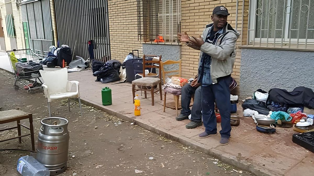 En Lorca, uno de los municipios españoles con mayor índice de pobreza, son habituales las situaciones de sinhogarismo, como esta, documentada en 2023. PARTIDO POPULAR