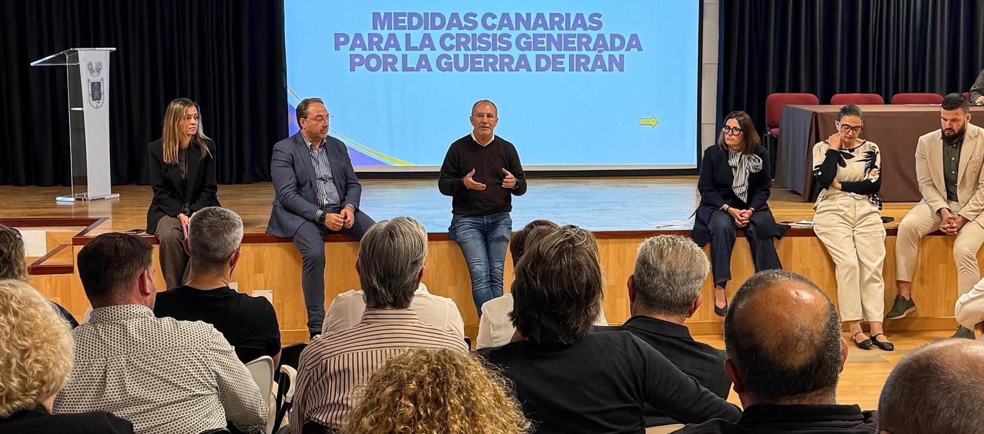 Sergio Rodríguez  en la reunión con los principales representantes de los sectores económicos.