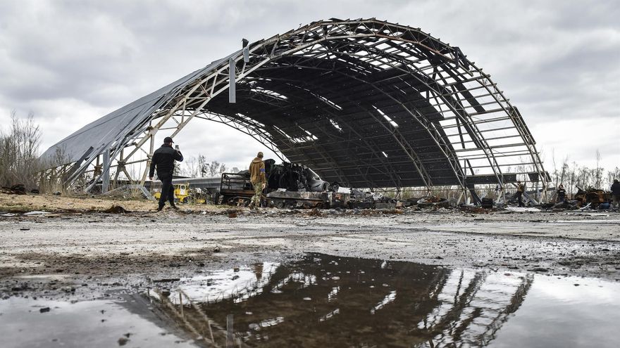 The damaged hangar containing the wreckage of the world's largest plane, the Ukrainian cargo Antonov An-225 Mriya 'Dream', is seen at the Gostomel airfield near Kyiv (Kiev), Ukraine, 08 April 2022. The plane was destroyed amid the ongoing Russian invasion of Ukraine. (Rusia, Ucrania)