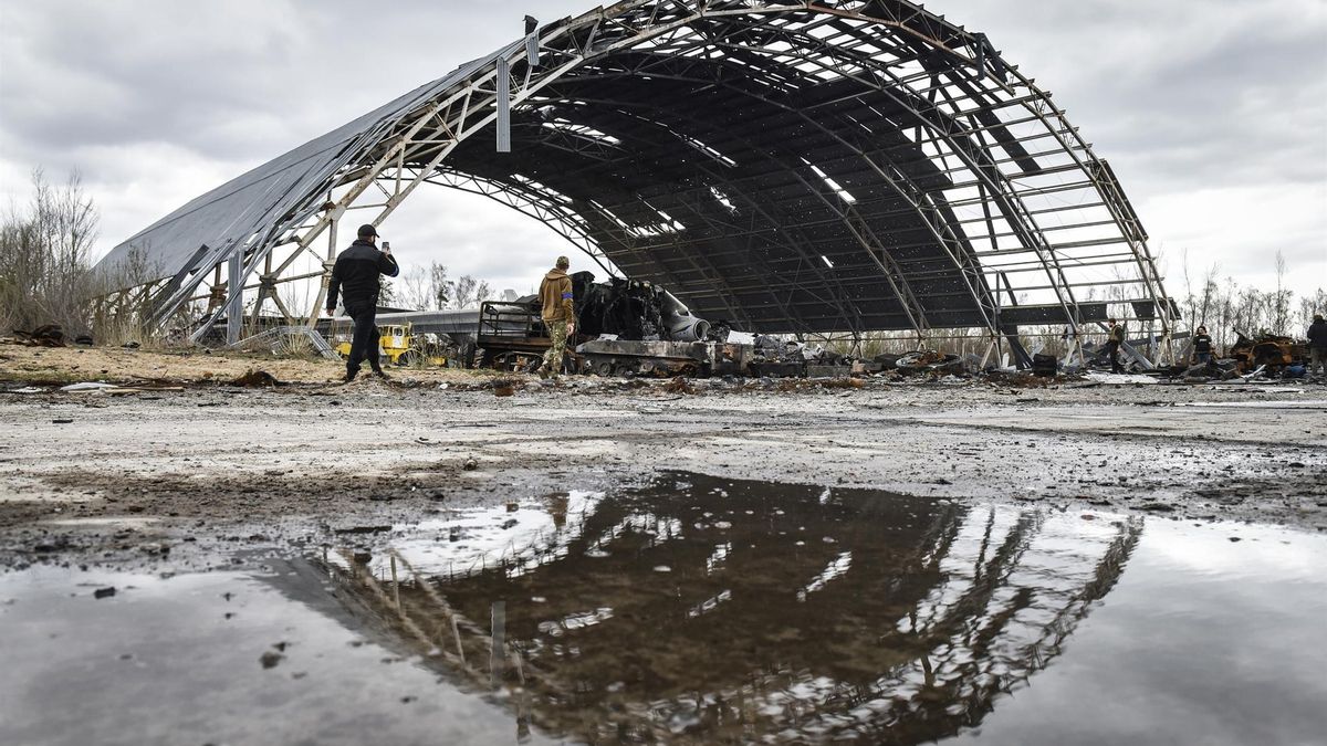 The damaged hangar containing the wreckage of the world's largest plane, the Ukrainian cargo Antonov An-225 Mriya 'Dream', is seen at the Gostomel airfield near Kyiv (Kiev), Ukraine, 08 April 2022. The plane was destroyed amid the ongoing Russian invasion of Ukraine. (Rusia, Ucrania)