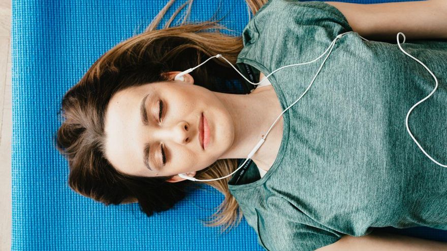 Cómo funciona Yoga Nidra, la técnica de relajación que ayuda a combatir el insomnio, según una psicóloga