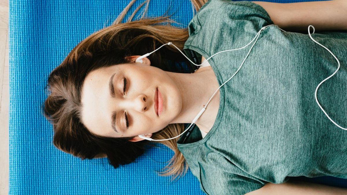 Cómo funciona Yoga Nidra, la técnica de relajación que ayuda a combatir el insomnio, según una psicóloga
