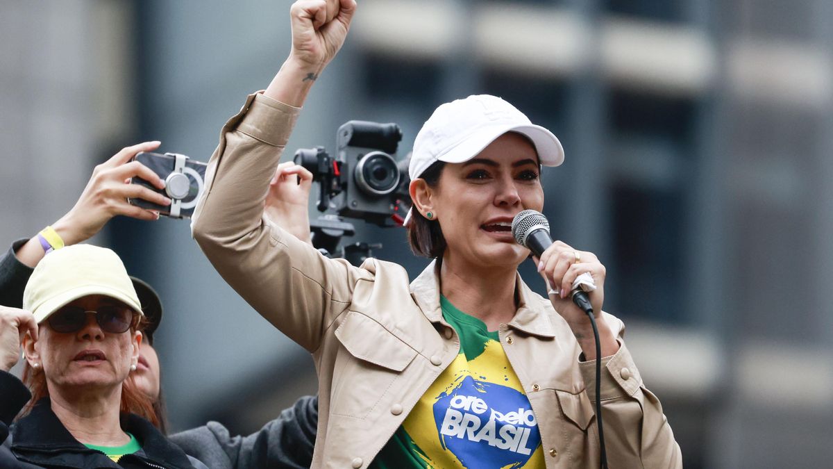 Michelle Bolsonaro en una protesta por la condena a su marido por el golpe de estado.