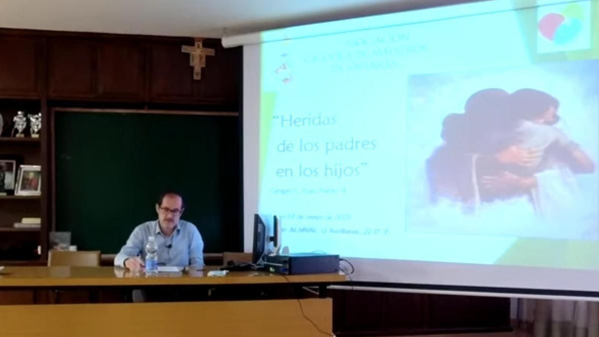Compromís pide a Educación que "se aparte" al profesor "impresentable" de las terapias de conversión sexual
