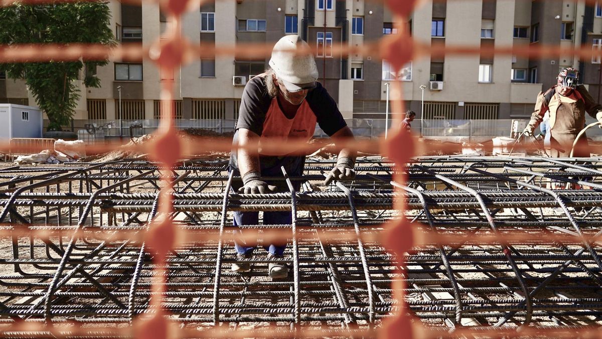 Un trabajador, durante su jornada laboral.