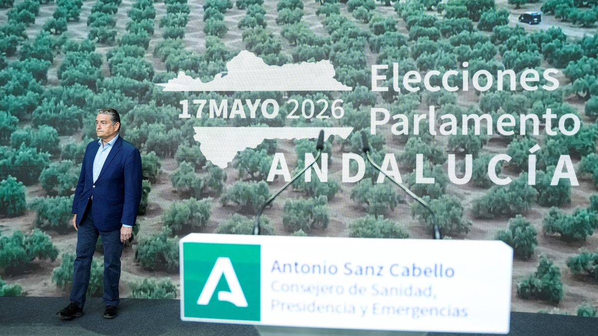 El consejero de Sanidad, Presidencia y Emergencias de la Junta de Andalucía, Antonio Sanz, durante visita el Centro de Difusión de Datos de las elecciones del 17M en el Pabellón de la Navegación.