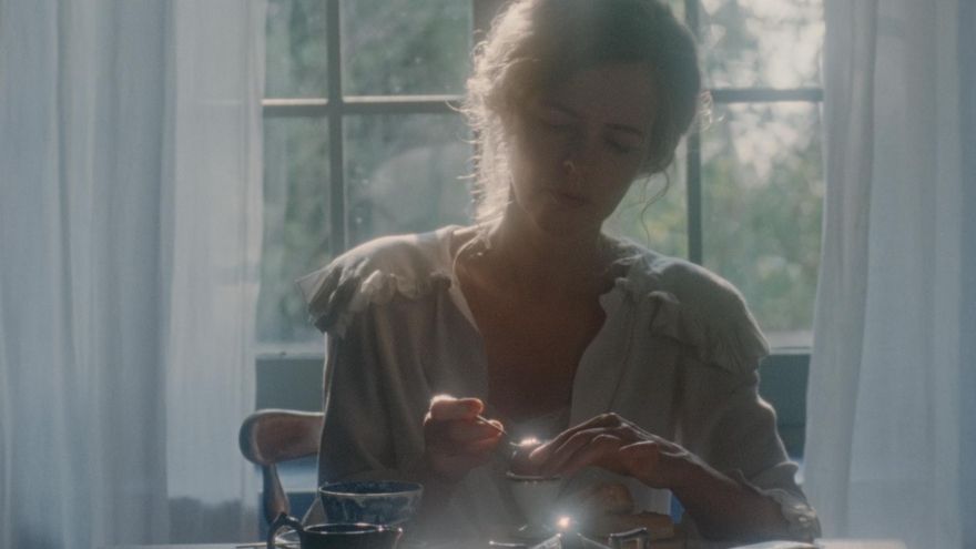 Pérez Sanz y el director de fotografía, Ion de Sosa, ofrecen un trabajo artesanal de iluminación de la imagen