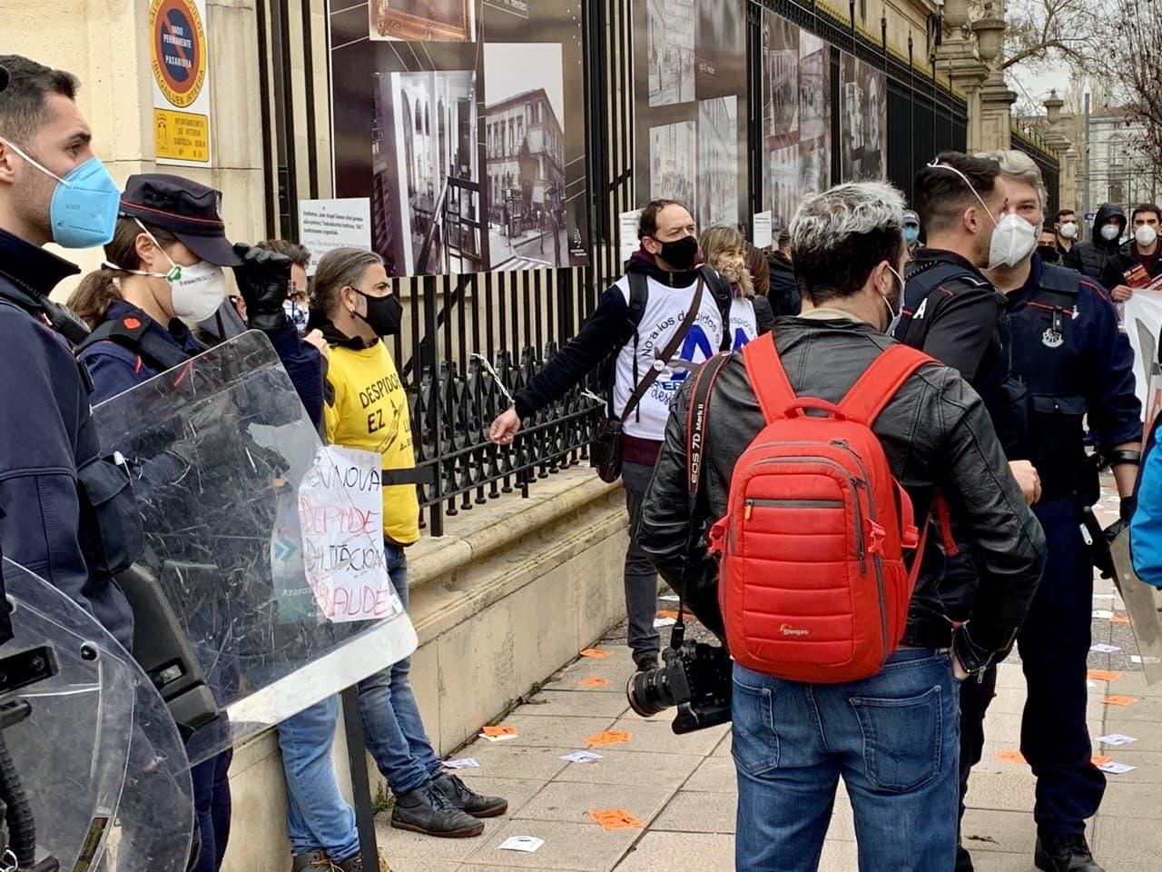 Manifestantes encadenados