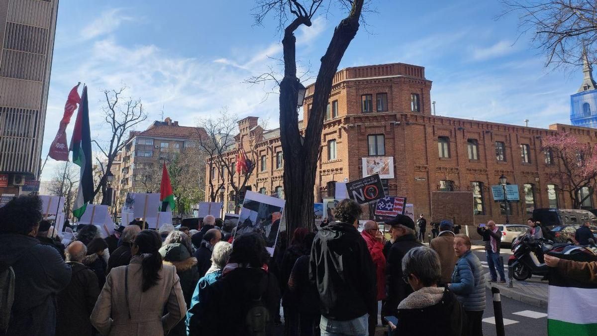 Protesta frente al Centro Cultural Galileo de Chamberí en la mañana de este miércoles.