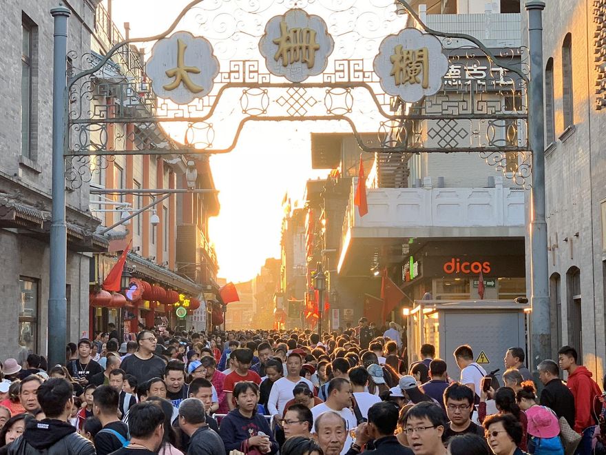 Aglomeraciones en la Calle de Dashilan, la gran calle comercial del sur de la Ciudad Histórica de Pekín.