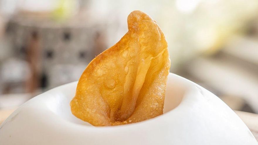 Crujiente de oreja de cochinillo para comer con las manos