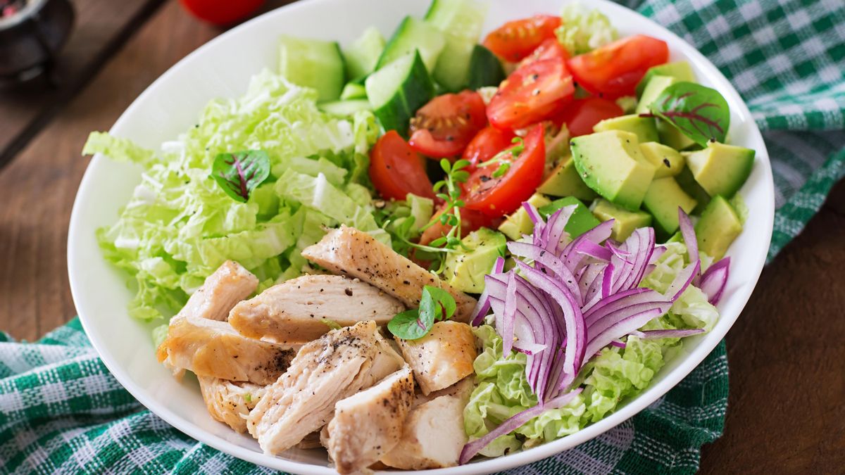 Ensalada con pollo, aguacate, pepino, tomate y col china