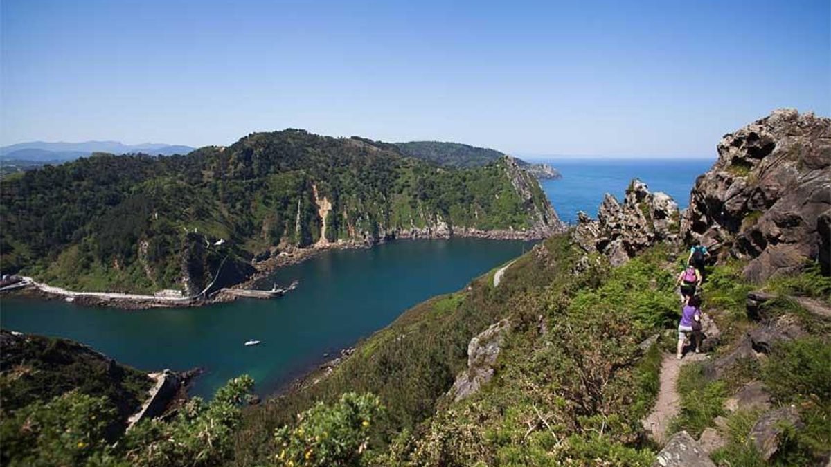 Una ruta para deleitarse por la costa vasca: txakoli, acantilados y montes con vistas al Cantábrico