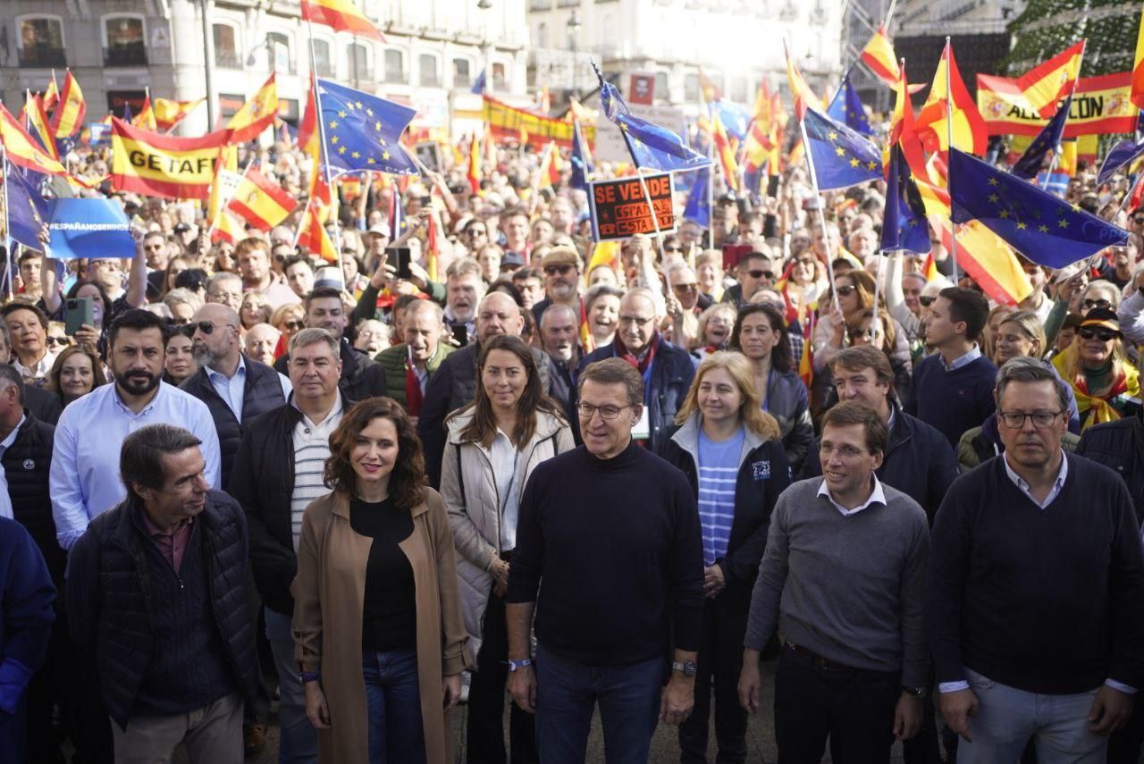 Feijóo, acompañado del expresidente José María Aznar, la presidenta de la Comunidad de Madrid, Isabel Díaz Ayuso, y el alcalde de la capital, José Luis Martínez Almeida.