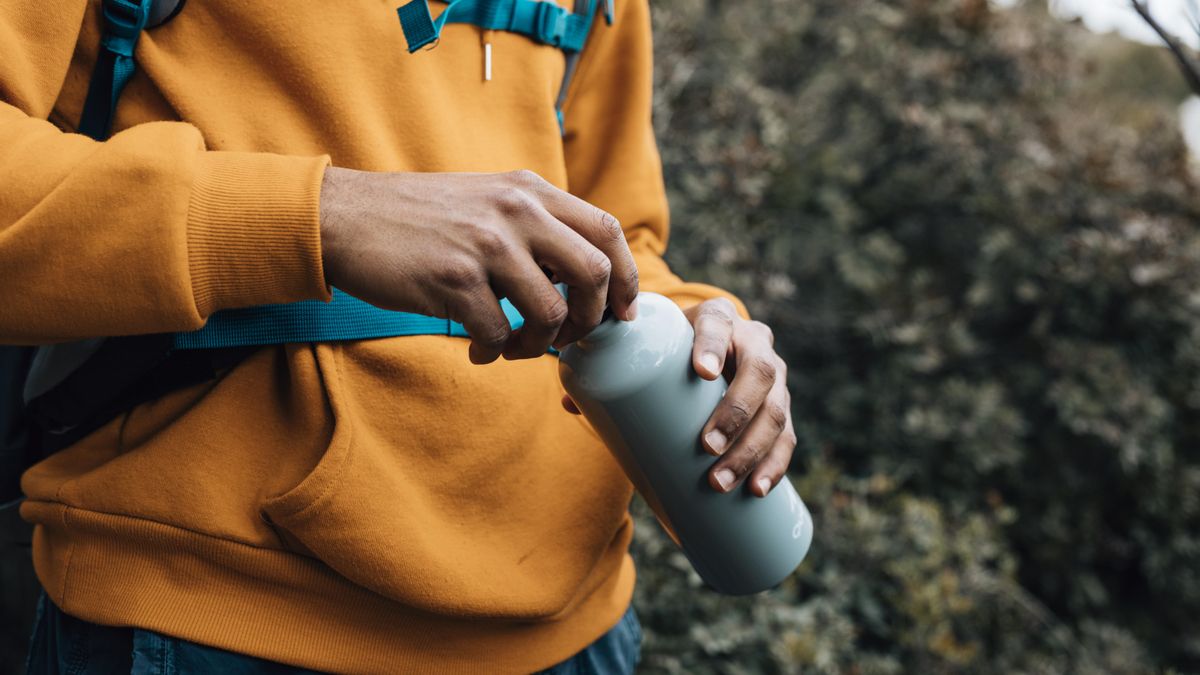 Es útil llevar bebidas o tabletas con electrolitos para reponer minerales