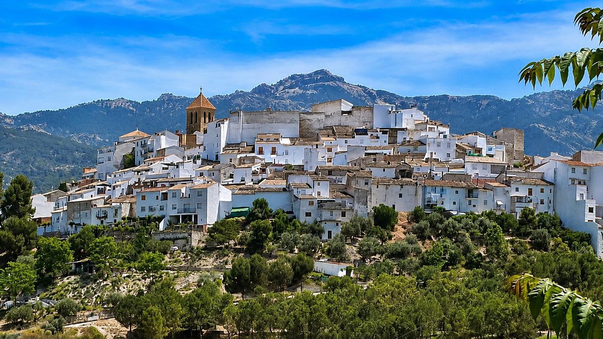 La villa de Jaén de callejuelas de piedra, repleta de patrimonio histórico y rodeada de un entorno natural privilegiado