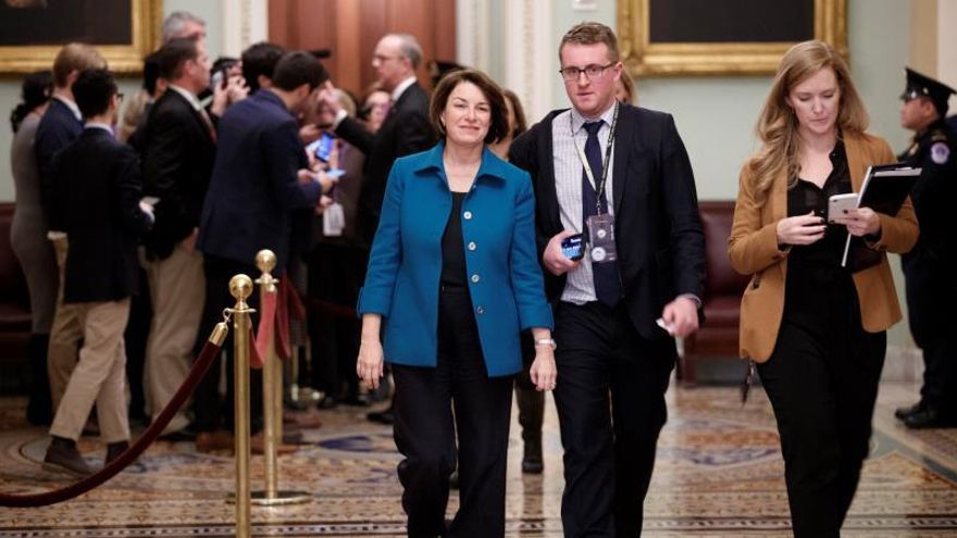 La senadora demócrata por Minnesota y candidata de su partido a las presidenciales, Amy Klobuchar, (i) en un receso de la primera sesión del "impeachment" al presidente Donald Trump.